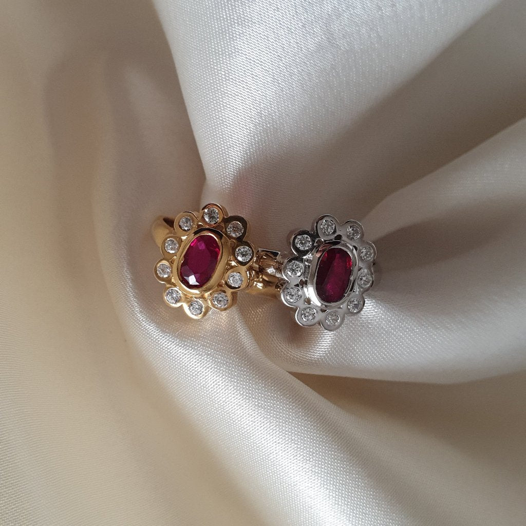 Anillos de compromiso de oro amarillo o blanco, rubí y diamantes.
