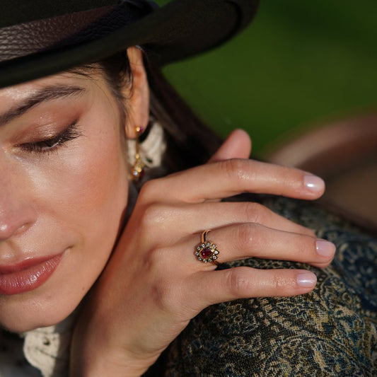 Anillo de compromiso fabricado artesanalmente por LA MUSA con oro, diamantes y un rubí