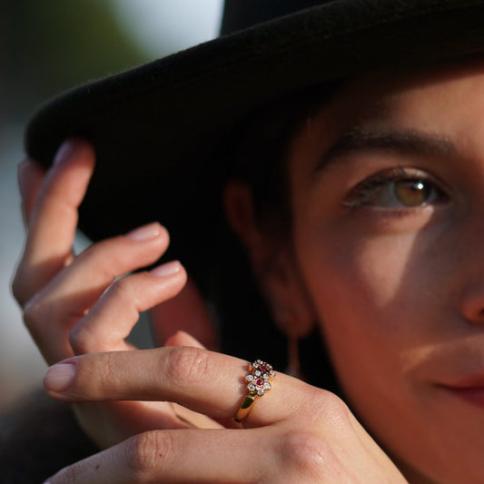 Anillo Caterina, con dos rosetones de rubí y orlas de diamantes.
