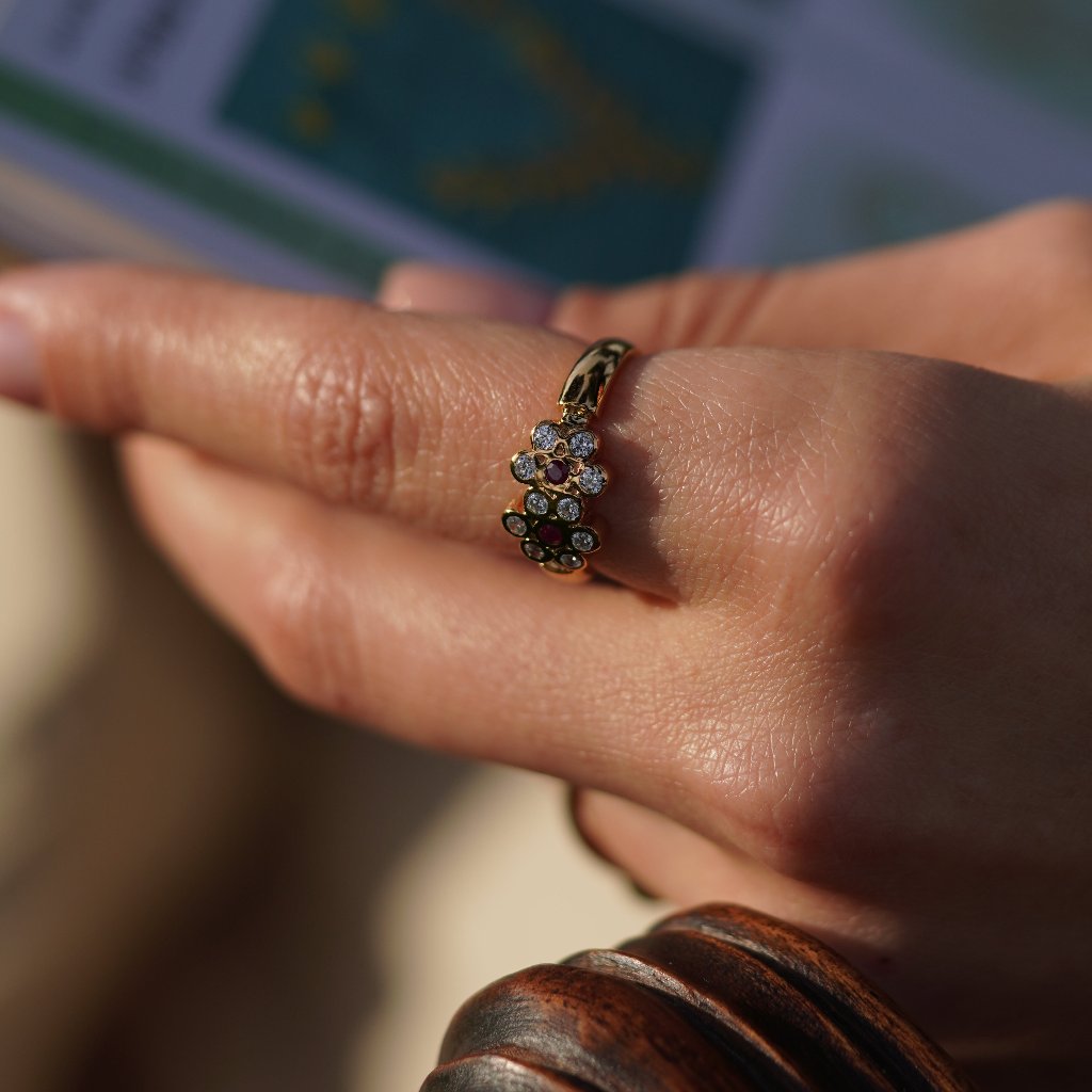 El anillo Caterina destaca por sus dos rosetones unidos en forma de flor, cuyos pétalos están cubiertos por diamantes y su parte central por esmeraldas o rubíes.