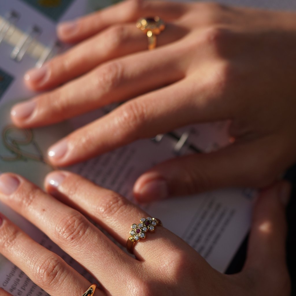 Anillo Caterina, fabricado con oro diamantes y rubíes.