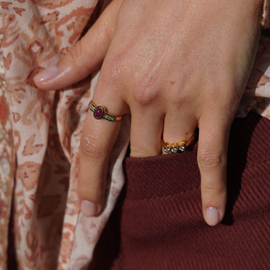 Anillo Serafina de oro con rubí en cabujón y diamantes.