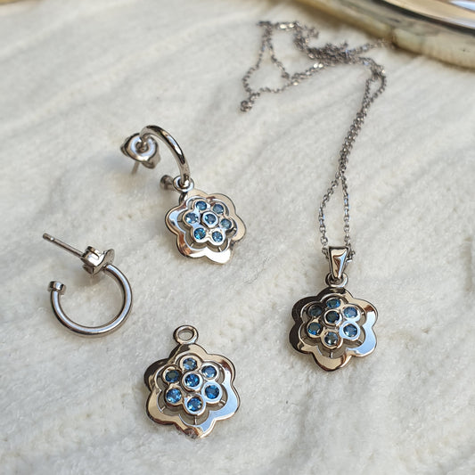 Detalle de los pendientes y el colgante Delphine.