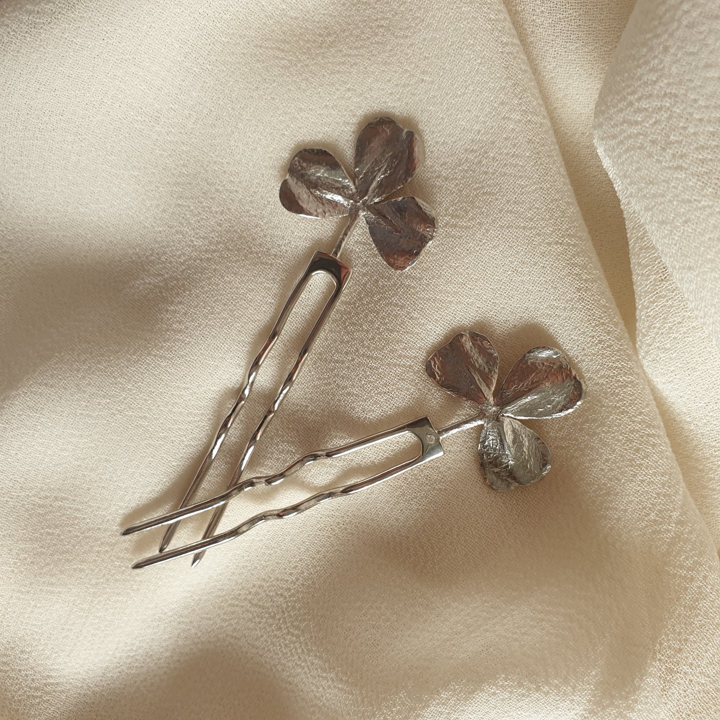 Detalle horquillas Clover de plata de ley.