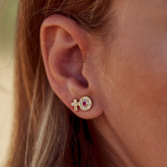 Modelo con Pendientes Marie que ha combinado con los Pendientes Ciel.