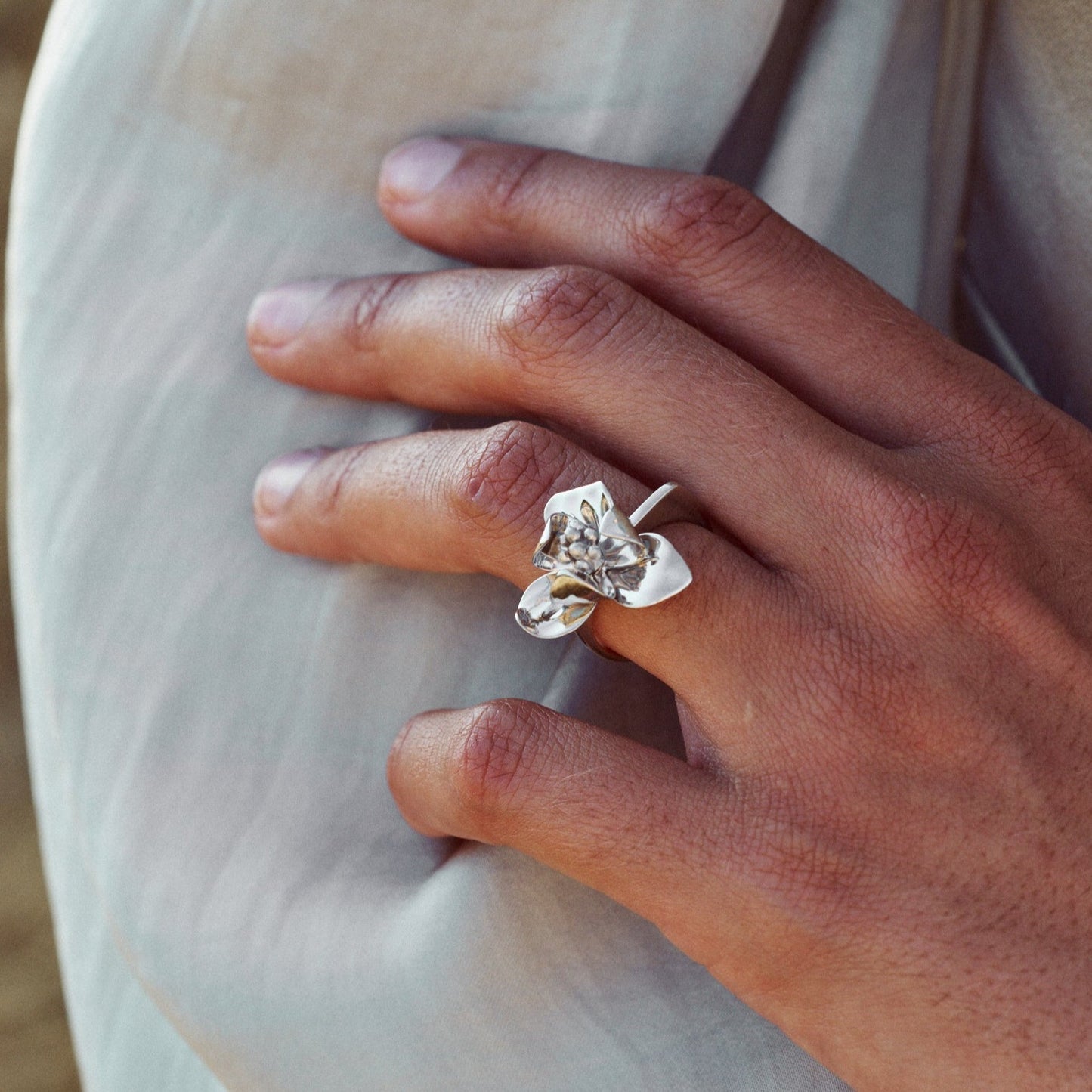 Detalle del Anillo Floralis de plata de ley con aro recto.