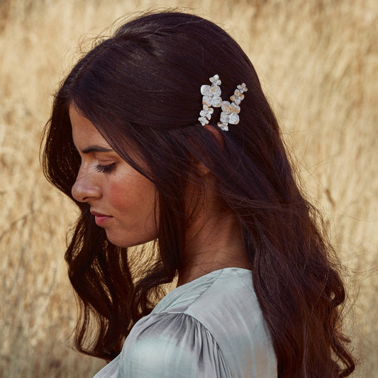 Modelo de perfil mostrando un bonito peinado decorado con los Pasadores Bouquet.