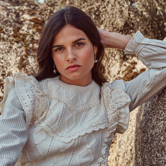 Modelo con los pendientes Camille. En la foto se aprecia la asimetría del conjunto, de un lado, el fruto y, de otro, la flor