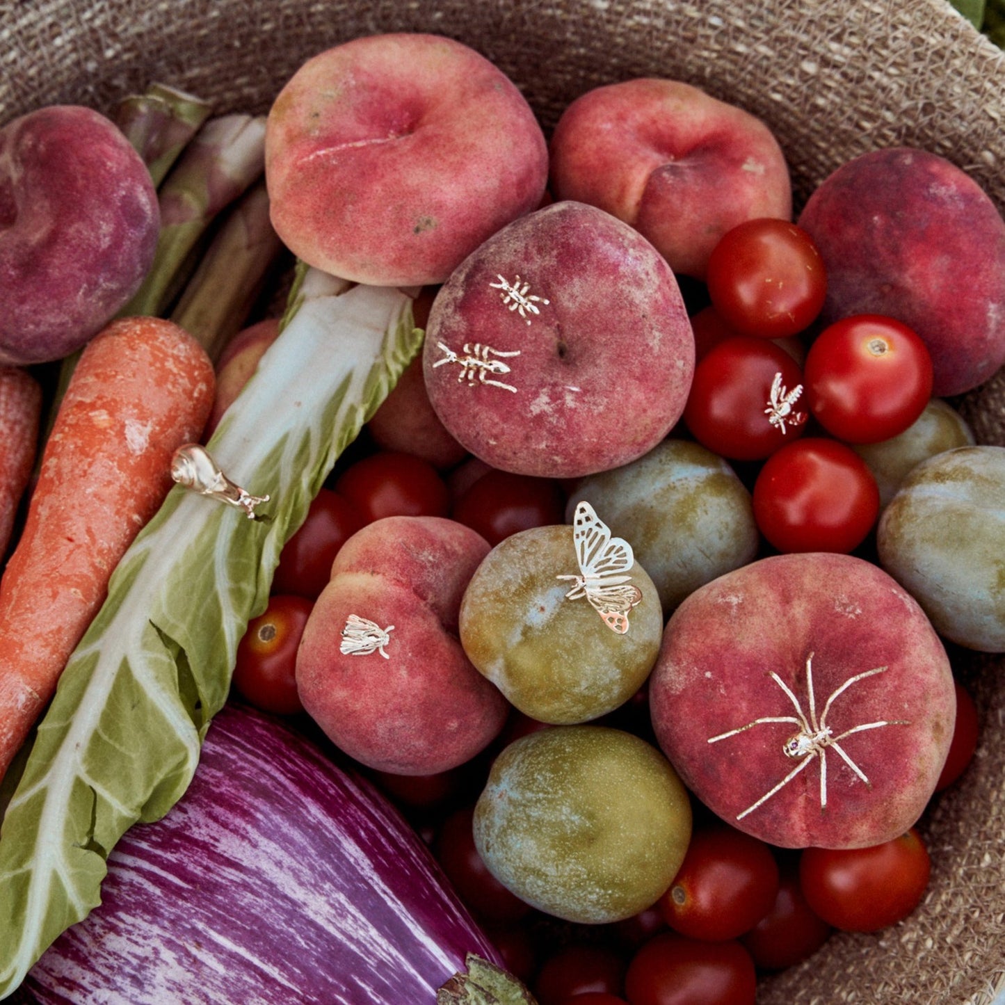Cesto de fruta y verdura con pines de oro macizo de 9k