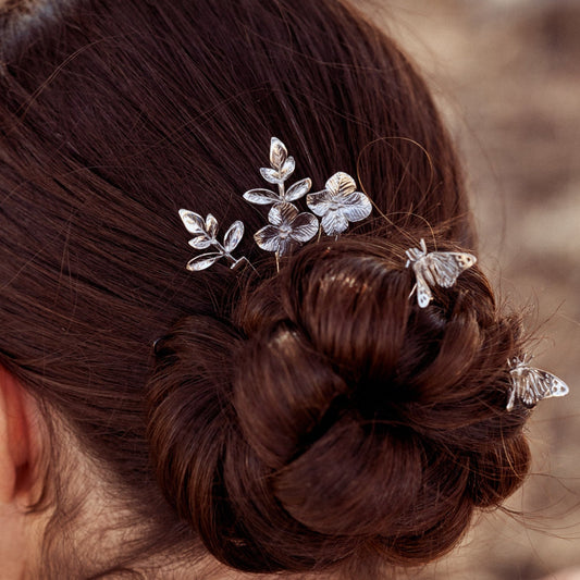 Peinado de fiesta de mujer adornado con las Horquillas Papillon, elaboradas en plata de ley.