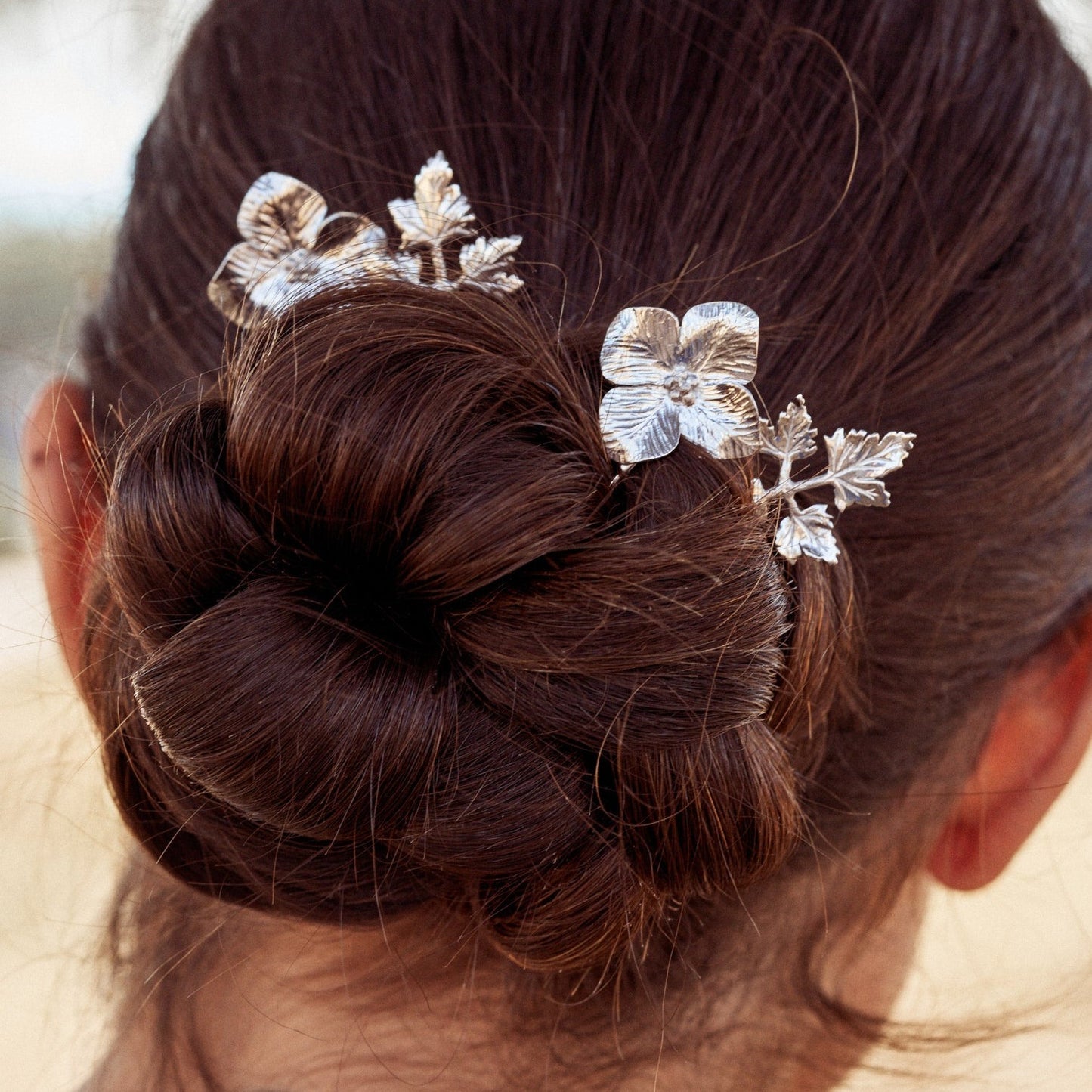 Moño para fiesta decorado con las Horquillas Persil, inspiradas en las hojitas de perejil.