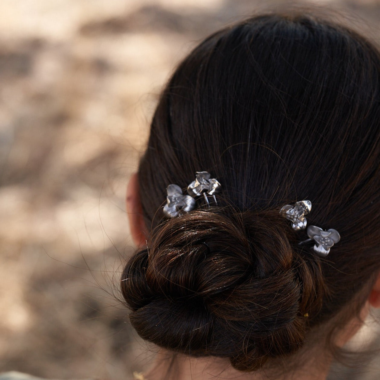Peinado especial de mujer adornado con las Horquillas Fleur.