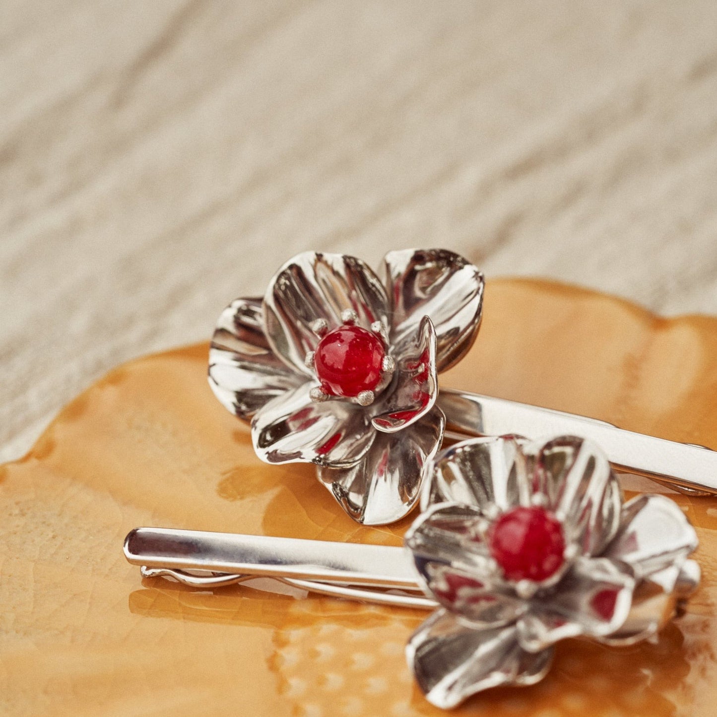 Detalle de las flores de los pasadores Camille.