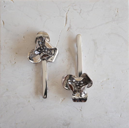 Detalles de los pasadores de plata de ley Fleur.