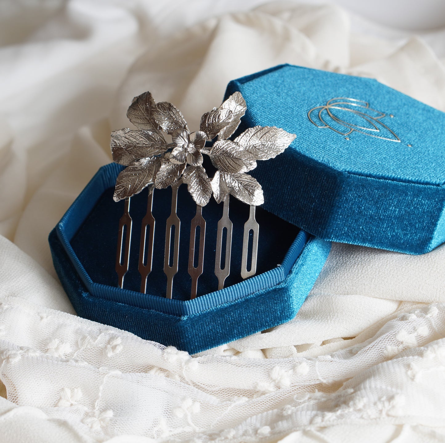 Penineta Fôret, de plata de ley, en su caja de terciopelo.