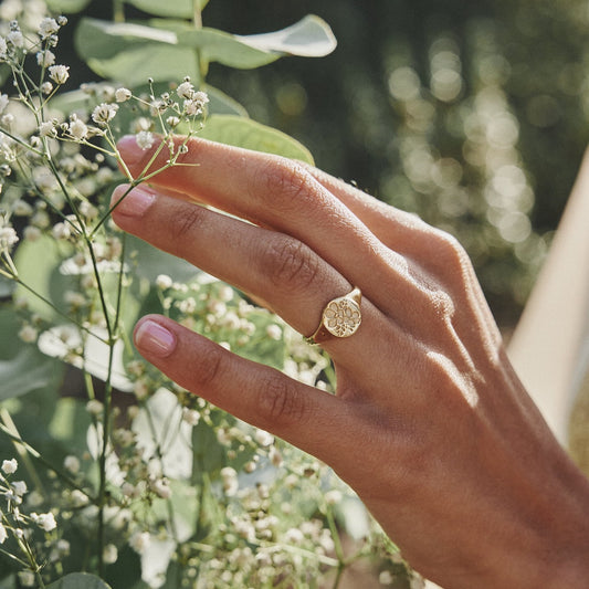 Mano de mujer con el anillo Allegra, sello de LA MUSA realizado artesanalmente