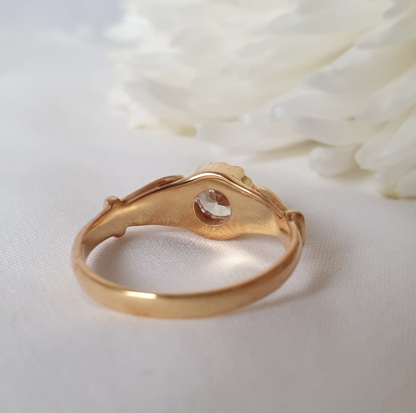 Anillo Cala, fabricado con oro y diamantes de origen ético