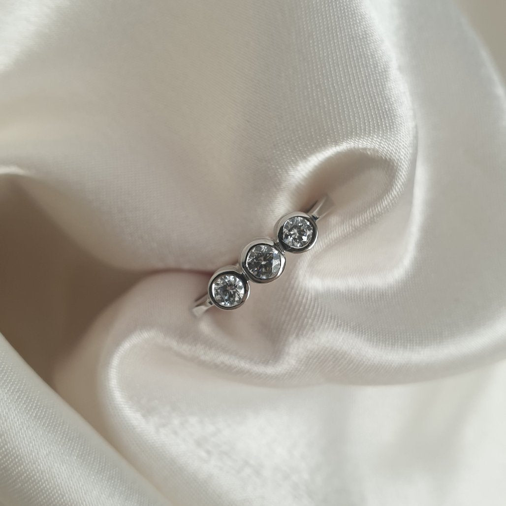 Anillo Coco, el tresillo fabricado artesanalmente por LA MUSA JOYAS en oro blanco.