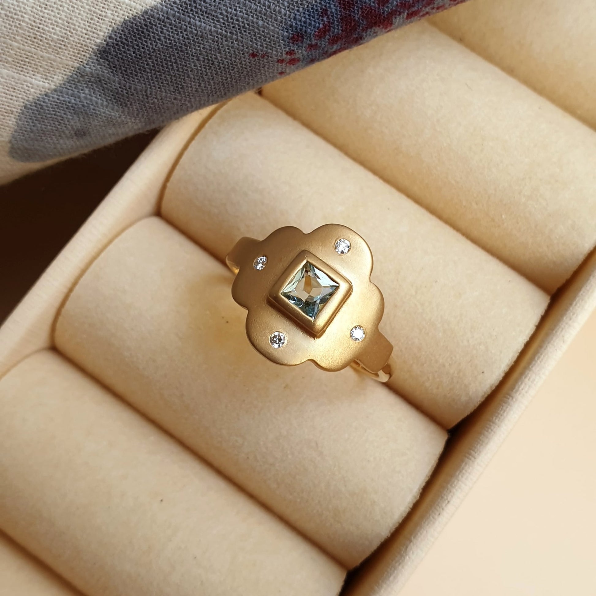 Detalle del anillo Isolda fabricado con oro Fairmined, diamantes y una aguamarina.