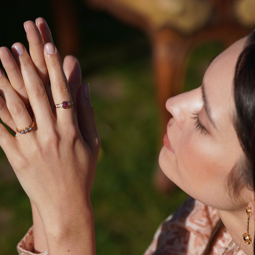 Anillo Serafina de LA MUSA JOYAS, de oro con un rubí en cabujón y diamantes que lo custodian.