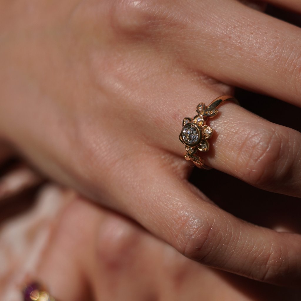Anillo de compromiso María del Carmen, fabricado con oro y diamantes éticos por LA MUSA JOYAS.
