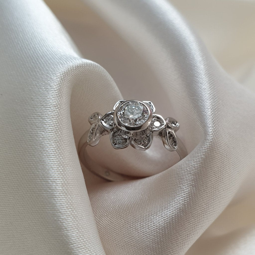Anillo de compromiso María del Carmen fabricado con oro blanco y diamantes.