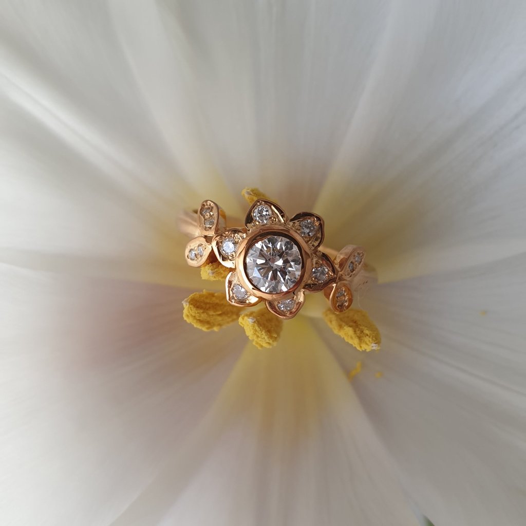 Anillo de compromiso María del Carmen, fabricado con oro y diamantes éticos por LA MUSA JOYAS.