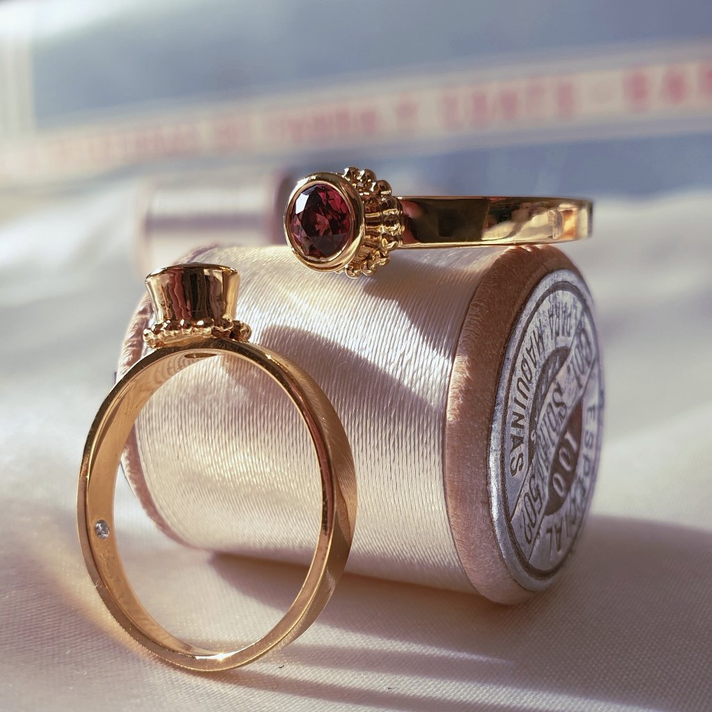 Anillos Ginebra con topacio London o granate natural.