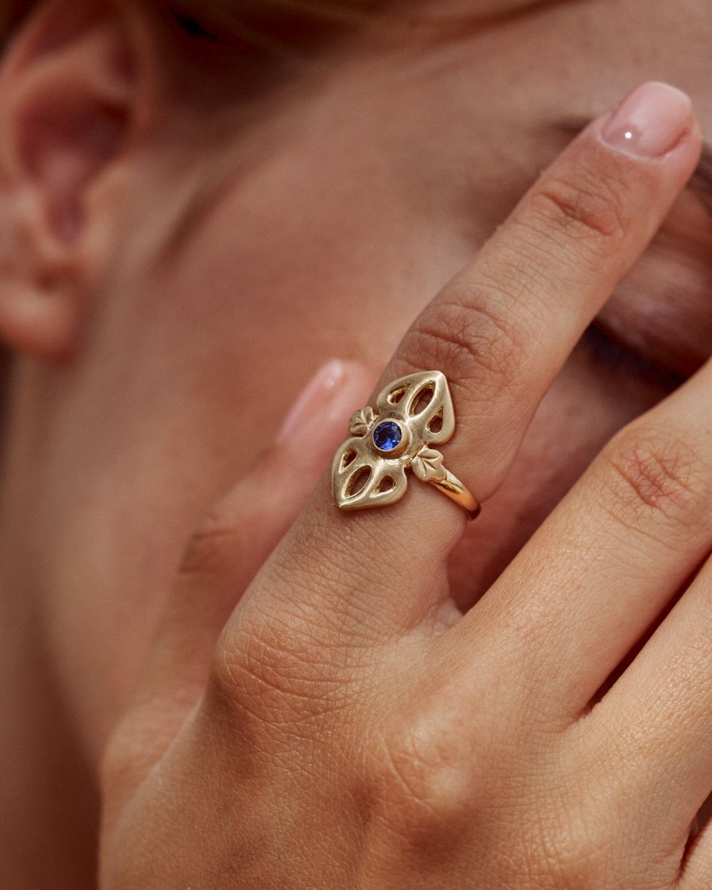 Anillo Greta en la mano de una mujer