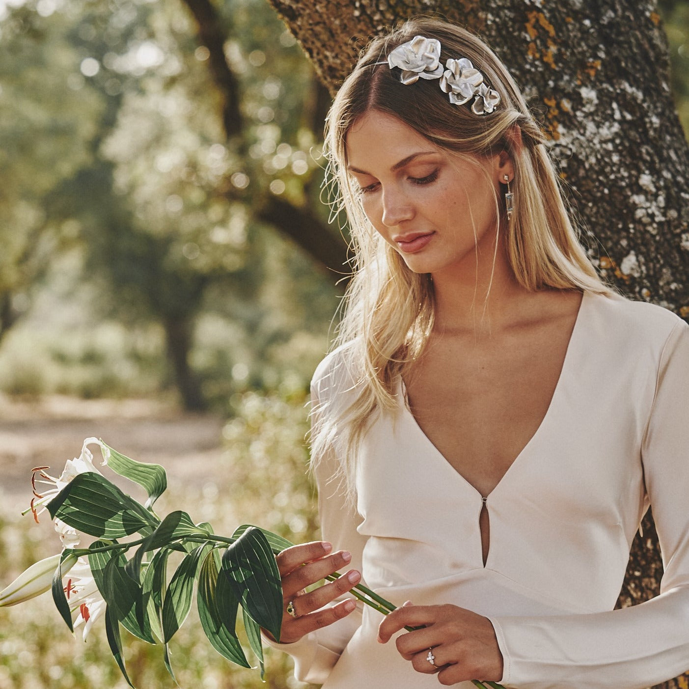 Novia con diadema de plata artesanal Flavia.