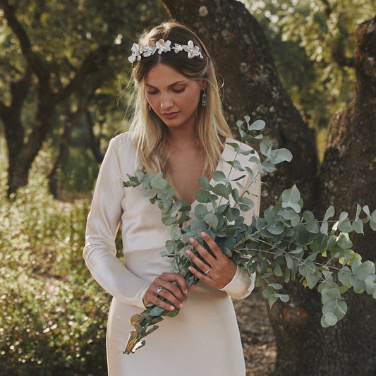 Novia posando con la diadema de plata Gaia.