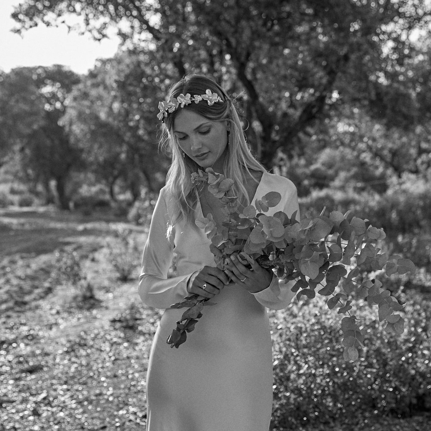 Novia con su ramo de flores y la diadema Gaia, fabricada artesanalmente con plata de ley.