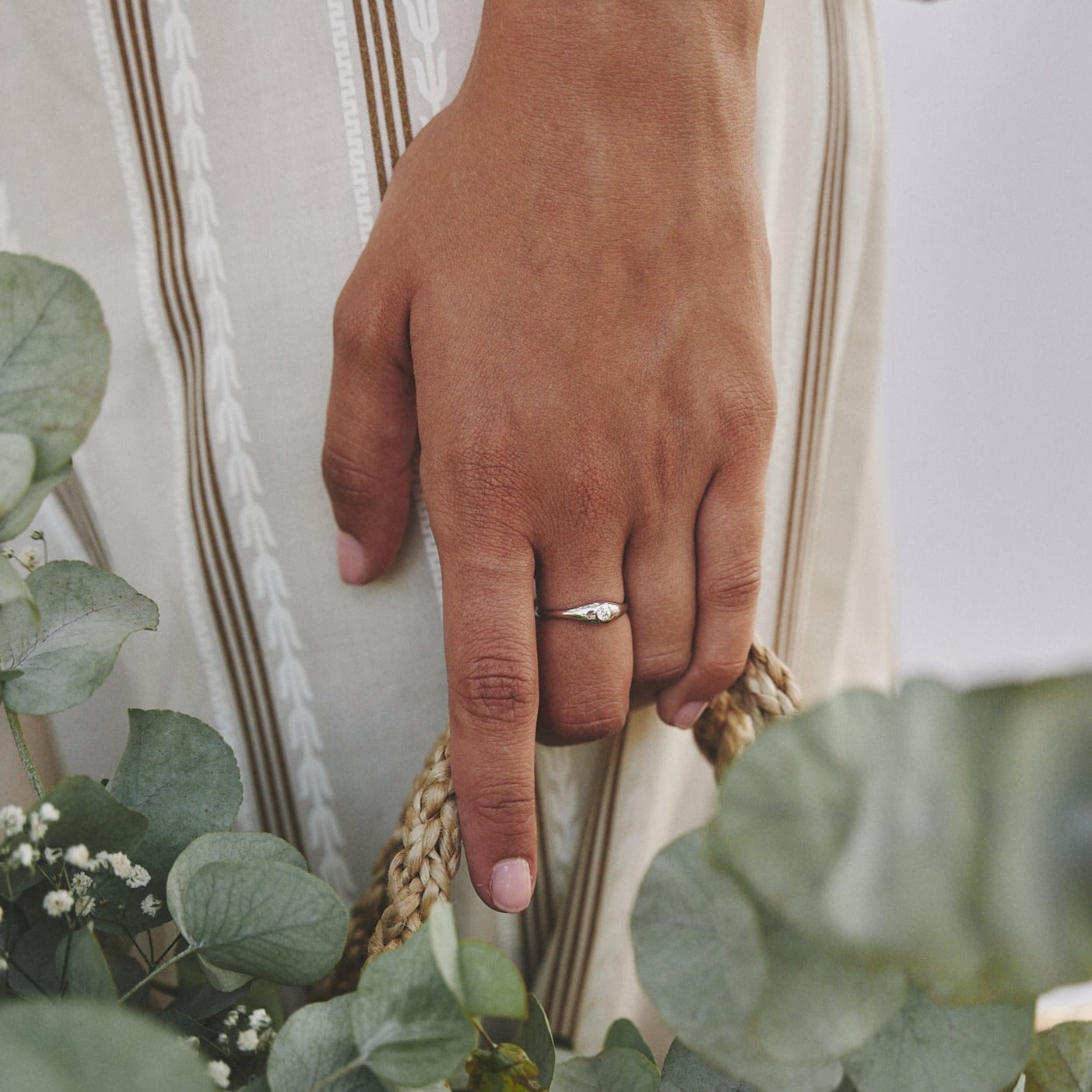 Detalle del anillo Loretta donde se aprecia sus curvas sinuosas.