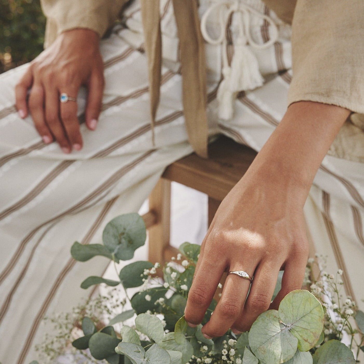 Detalle del anillo Loretta en su versión en oro blanco.