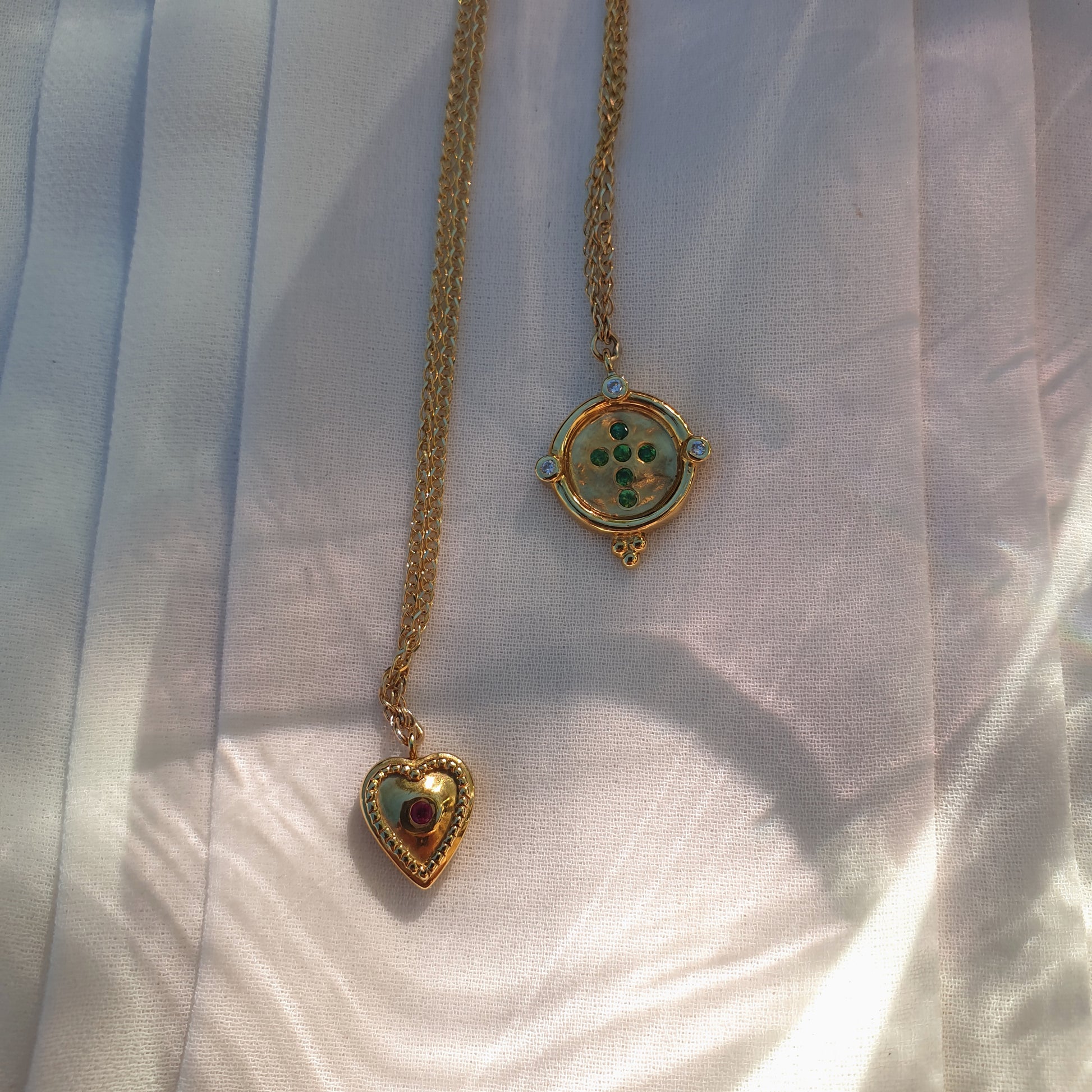 Detalle de las partes de las que se compone el escapulario Osanne: medalla con cruz de granates verdes y corazón de María con un rubí.