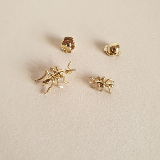 Detalle del Pin Ant, fabricado en oro macizo de 9k.