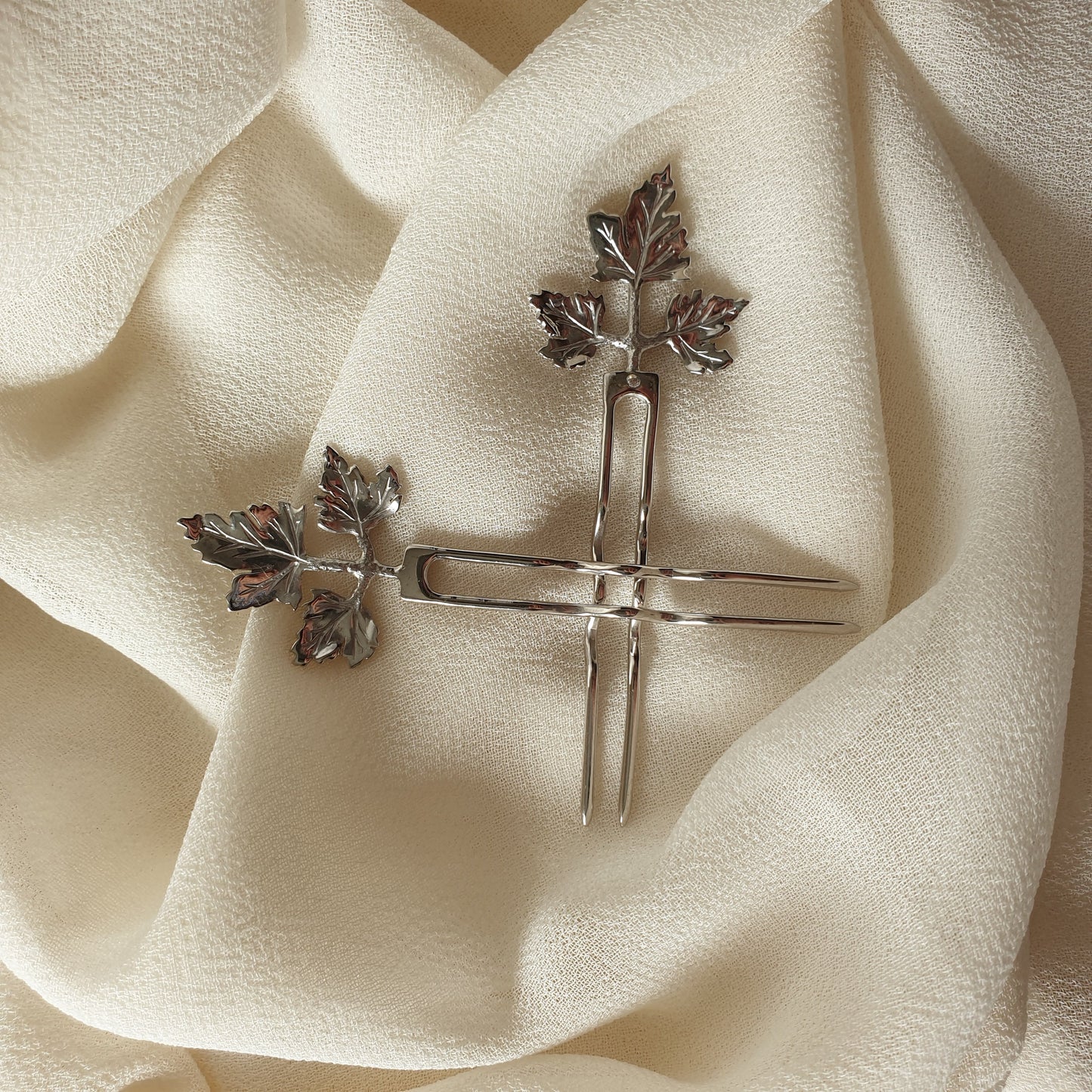 Horquillas de plata de ley Persil sobre la tela de un vestido de fiesta.