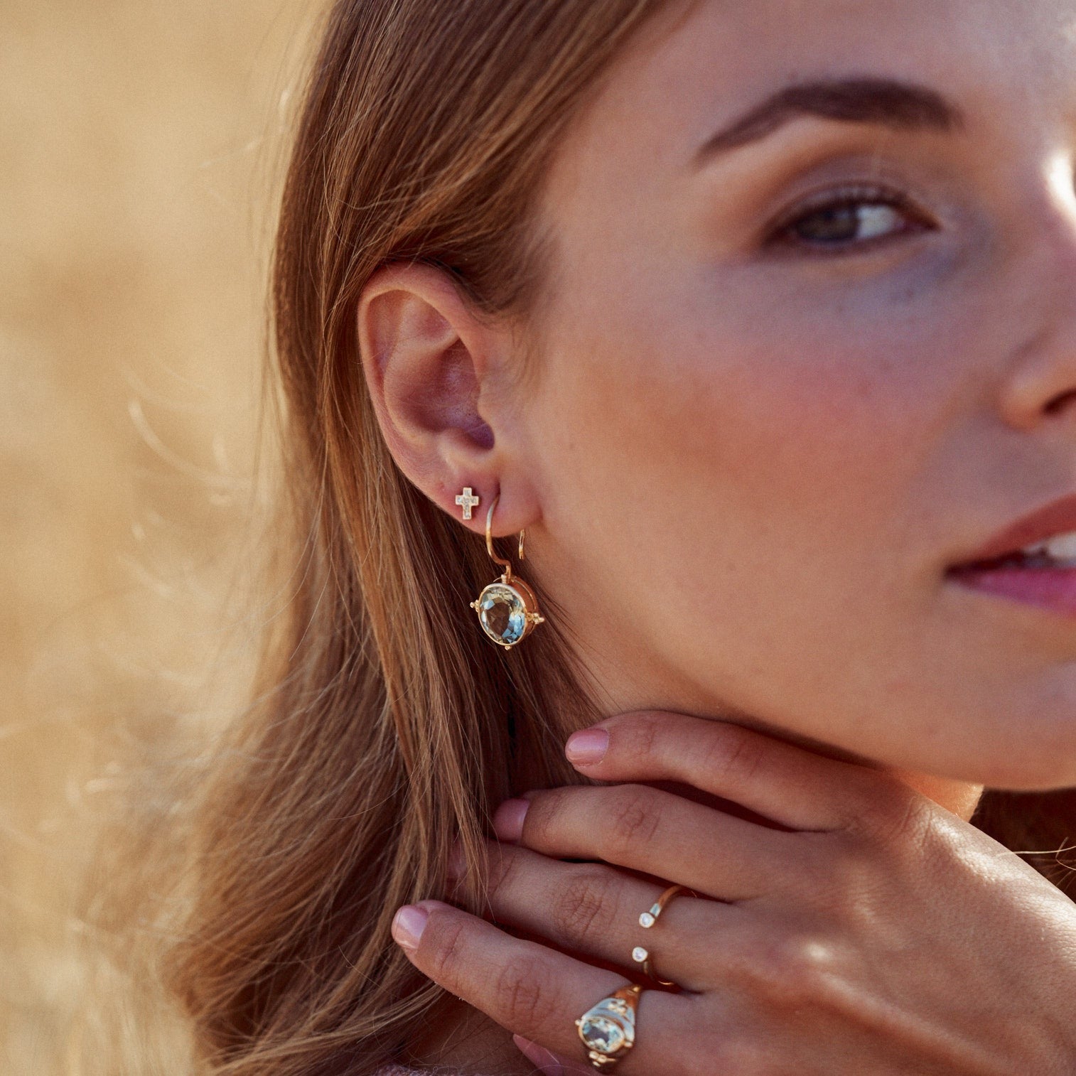 Modelo posando con los Pendientes Ophelia, joya de oro Fairmined de 18k con una preciosa prasiolita natural.