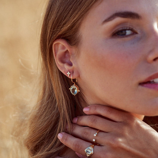 Modelo posando con los Pendientes Ophelia, joya de oro Fairmined de 18k con una preciosa prasiolita natural.