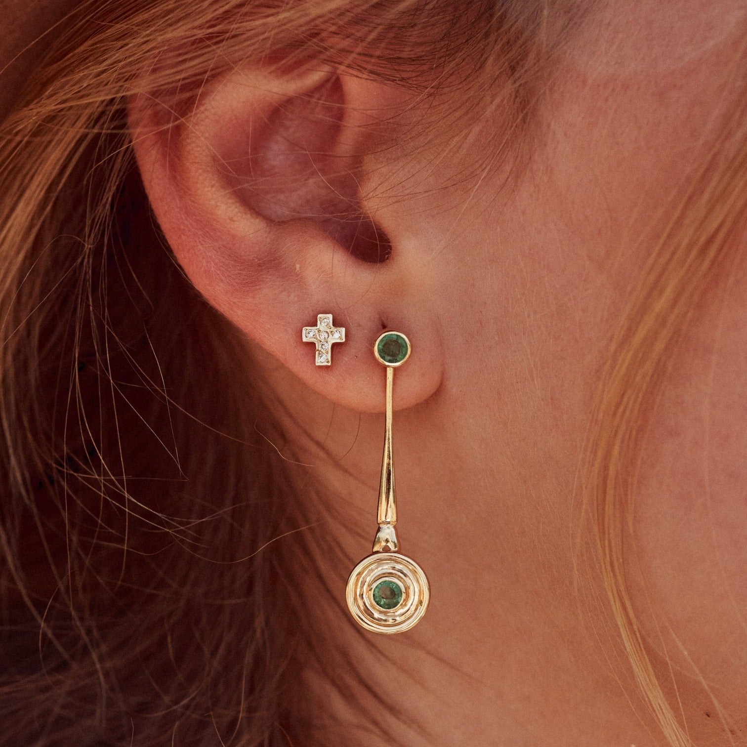 Detalle de los pendientes Juliette. Fabricados en oro de 18k con dos esmeraldas cada uno. Son desmontables y el la foto se muestra su versión en largo.
