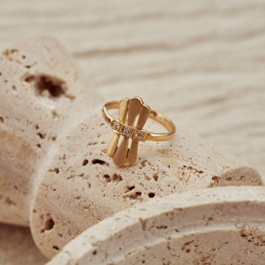 Anillo Jimena, fabricado en oro reciclado con diamantes éticos.