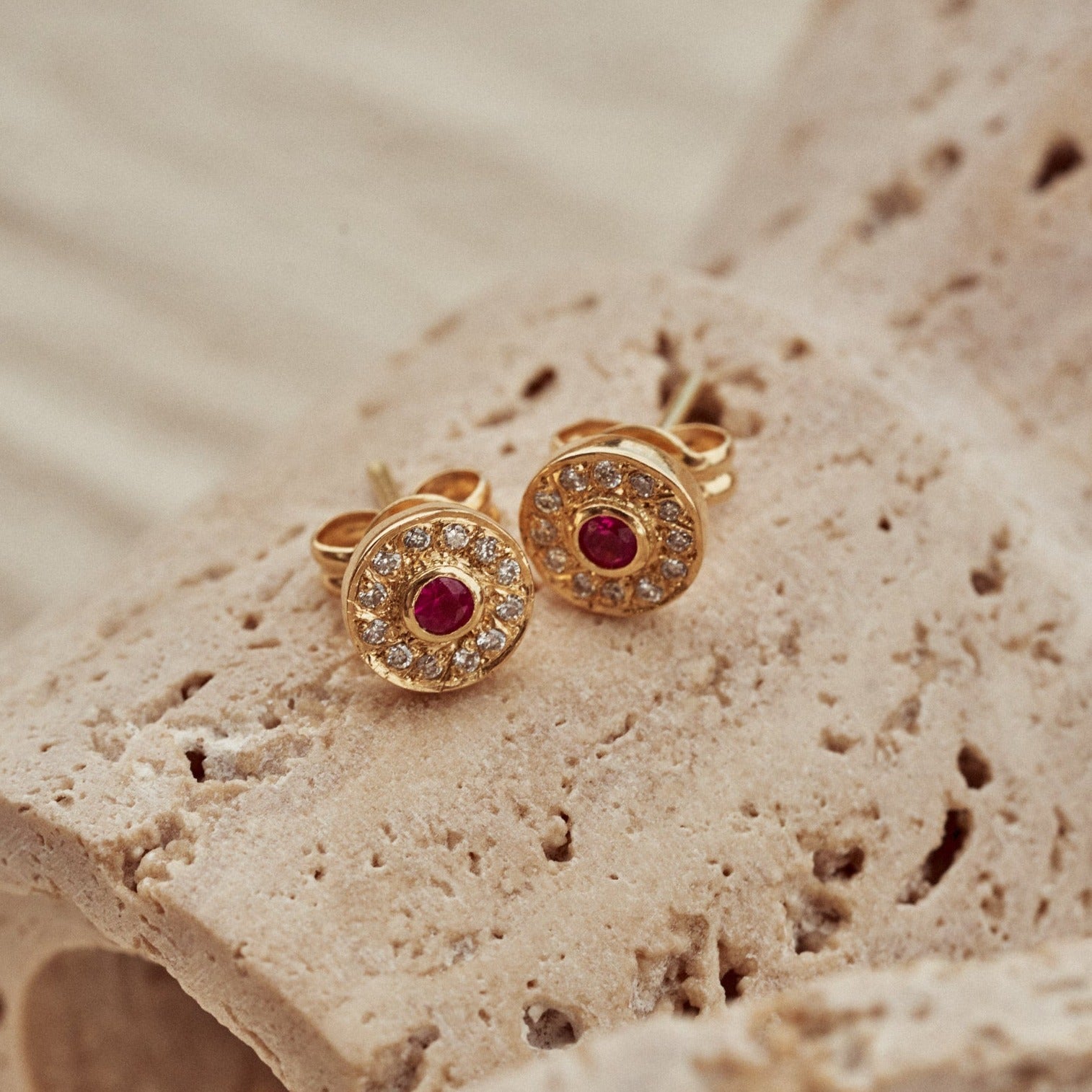 Imagen macro de los pendientes Marie, donde se aprecia su diseño con todo detalle. Redondos, con un rubí central rodeados por 12 diamantes.