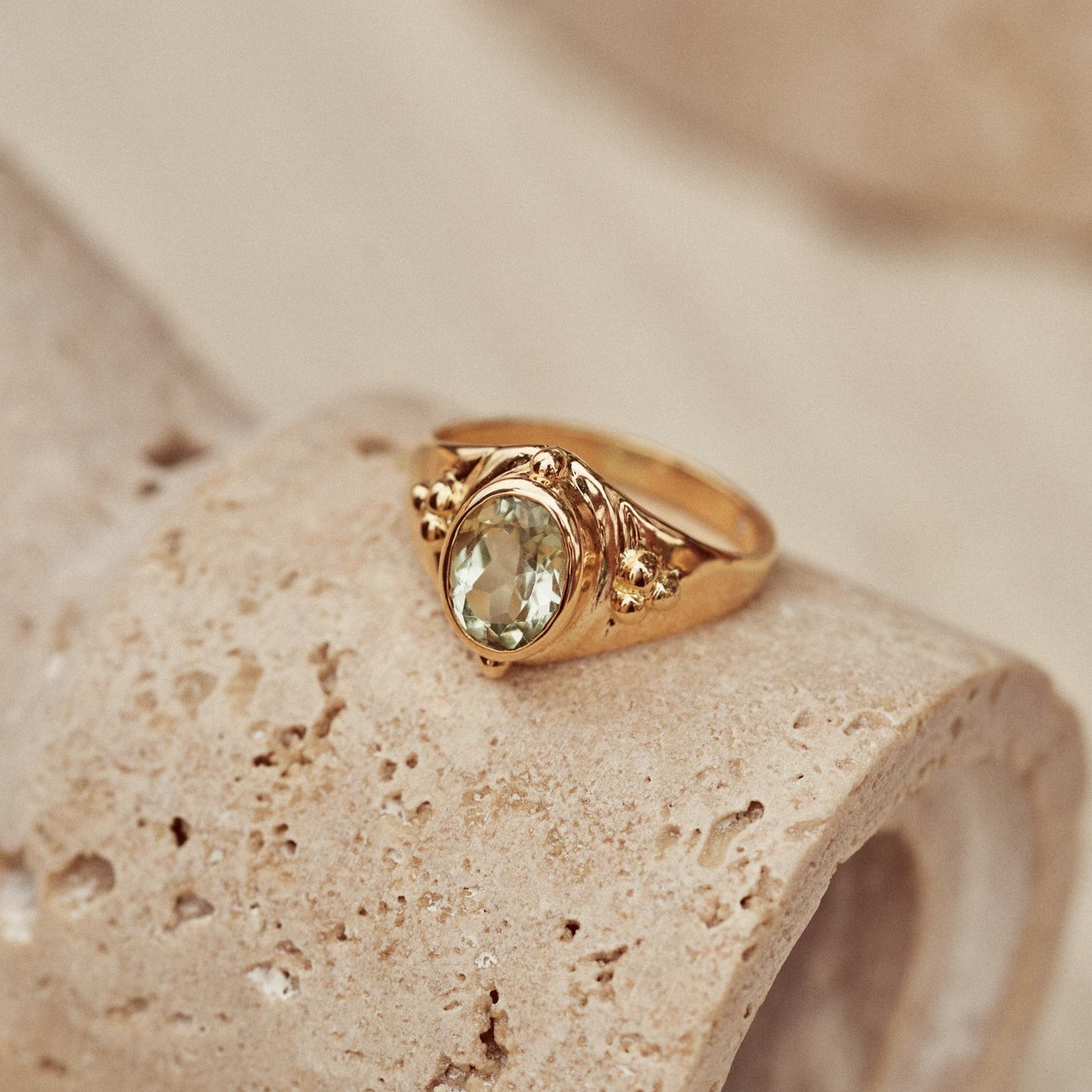 Detalle macro del anillo Ophelia donde se muestra su diseño decorado con bolitas de oro y su preciosa prasiolita.