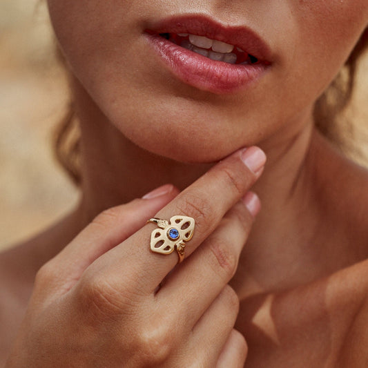 Anillo Greta, elaborado con oro Fairmined de 18k y un precioso zafiro natural de un azul intenso.