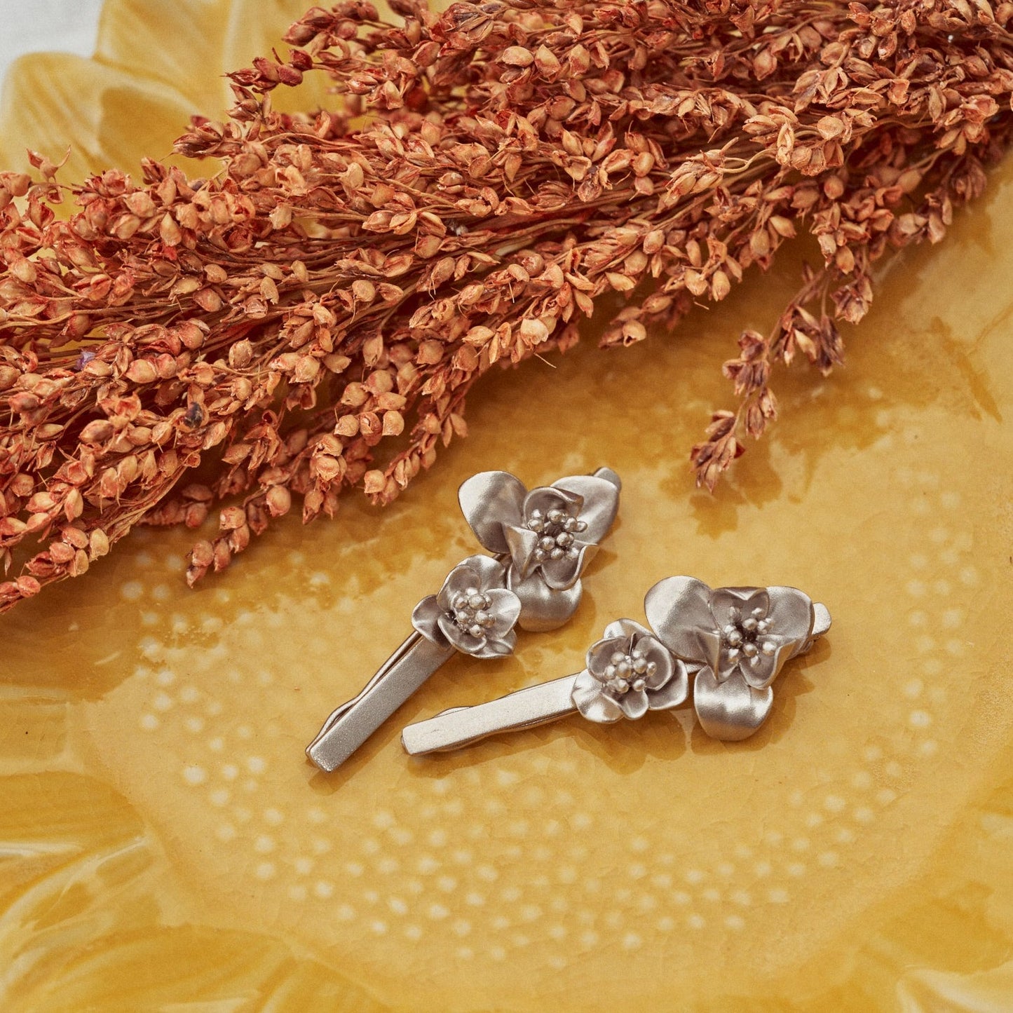 Detalle de los Pasadores Flora, accesorios para el pelo realizados en plata de ley. En la foto se muestran en un acabado mate.