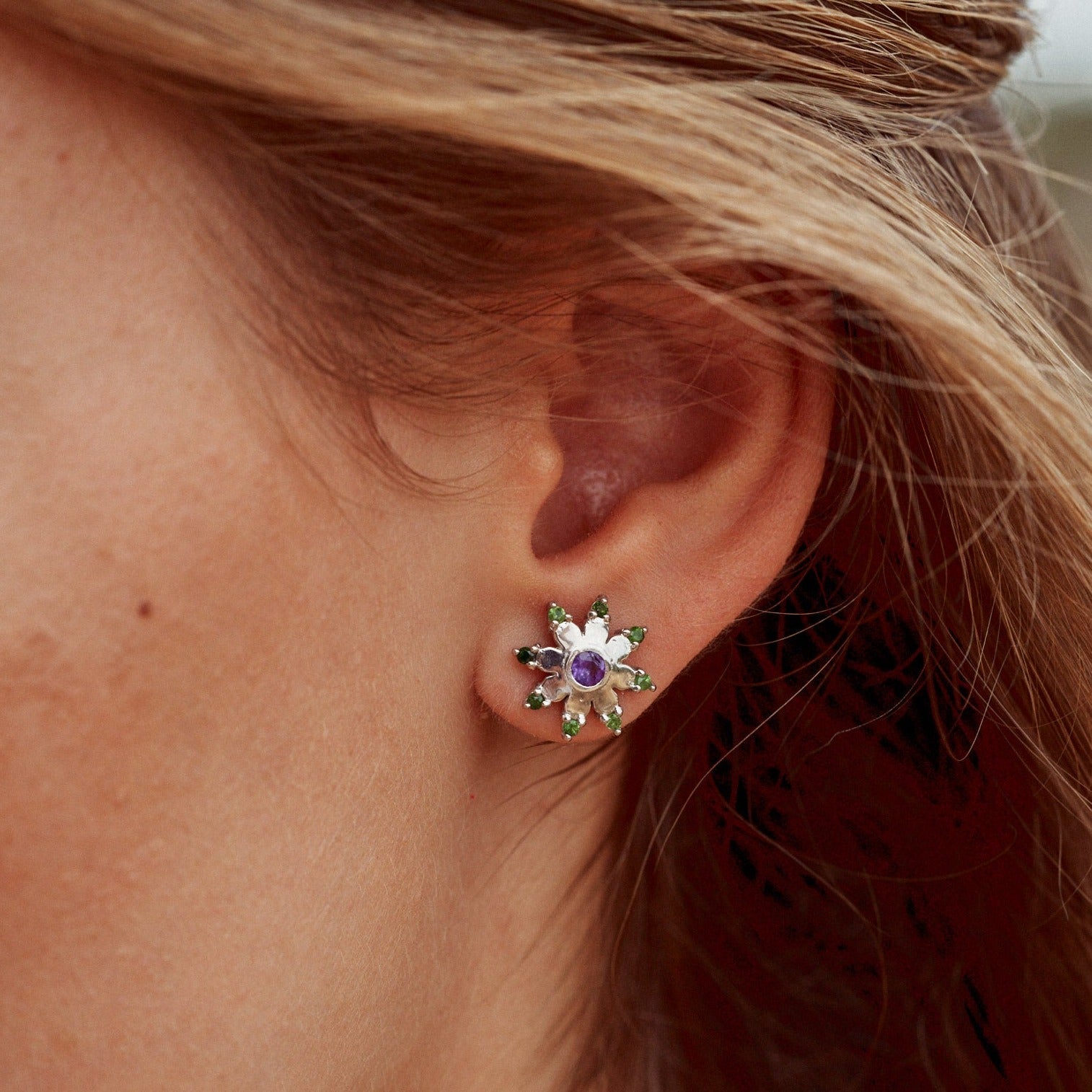 Detalle más cercano de los Pendientes Yvette, donde se puede observar su forma de flor estrellada y el vivo color de sus piedras naturales.