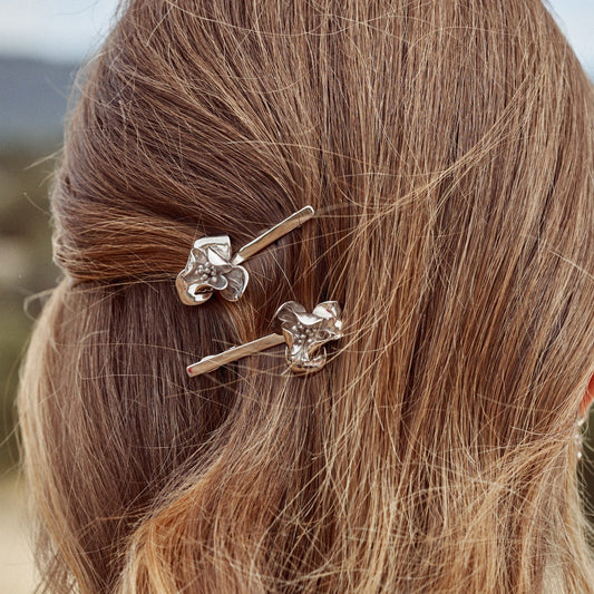 Detalle de los Pasadores Fleur de plata de ley con forma de flor.