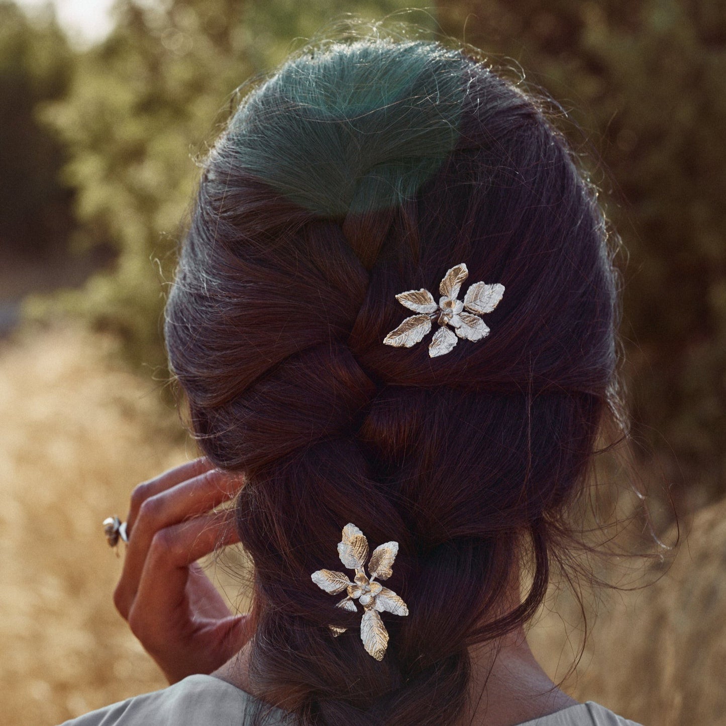 Detalle de los Pasadores Fôret decorando el cabello de la modelo. Hechos en plata de ley artesanalmente.