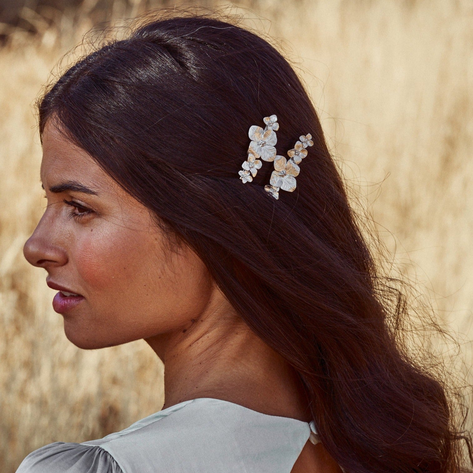 Modelo mostrando su peinado con los Pasadores Bouquet, conjunto de florecillas elaboradas en plata de ley.