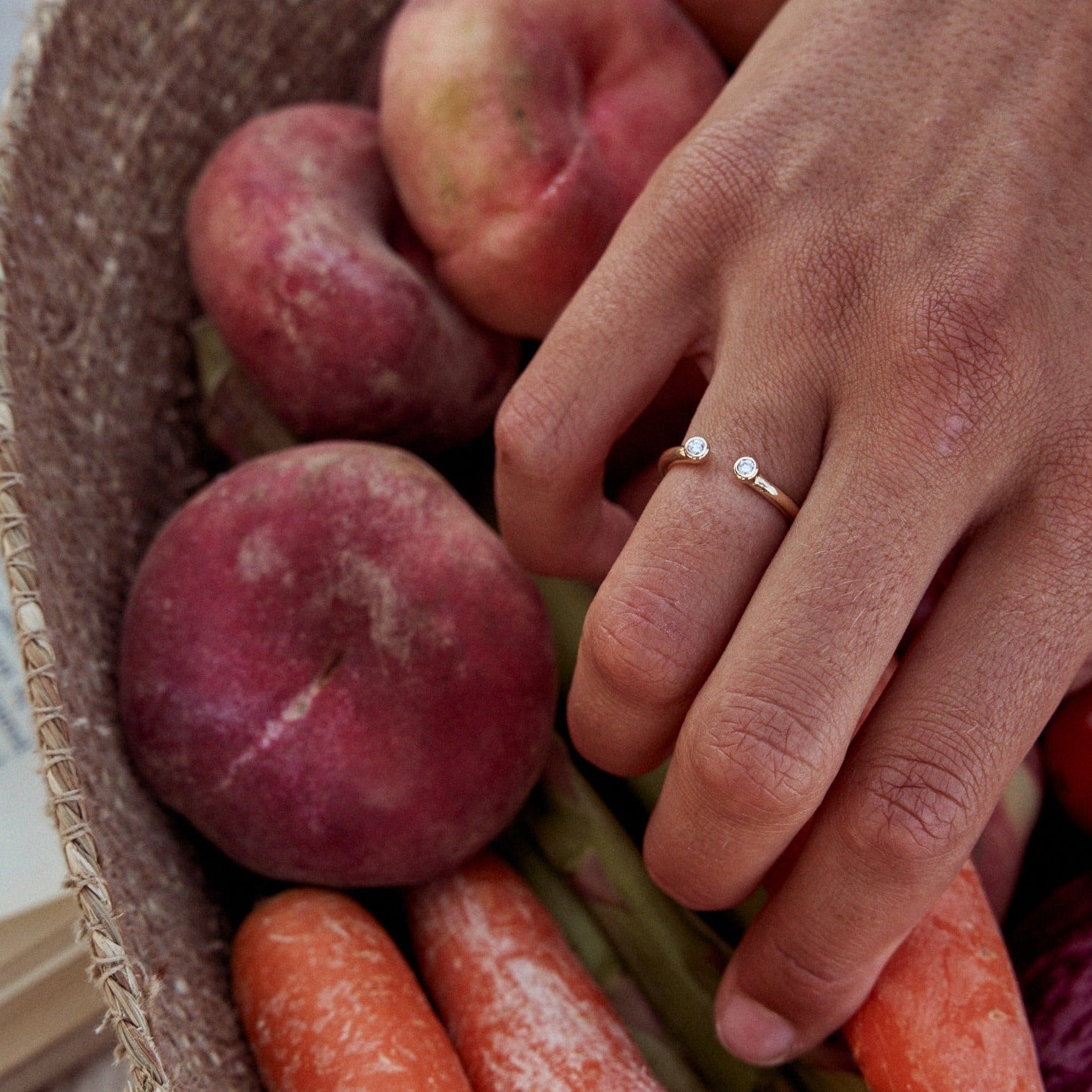 Mano de mujer colocando fruta y verdura y mostrando el Anillo Amelia